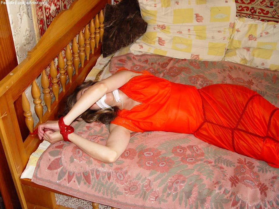 红衣黑丝美女挣扎逃脱