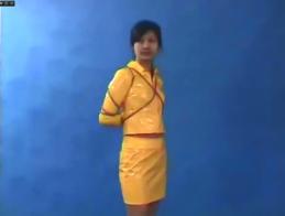 雅欣黄衣捆绑 Yaxin tied up in yellow dresses 简介:皮革女装绳艺演绎，好好欣赏吧，唯美啊