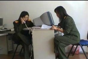 国产-女囚（上） 美女触犯国法，天网恢恢疏而不漏，最终还是被捕了。由于女犯不认真悔改，于是女police就好好的给她上课了。