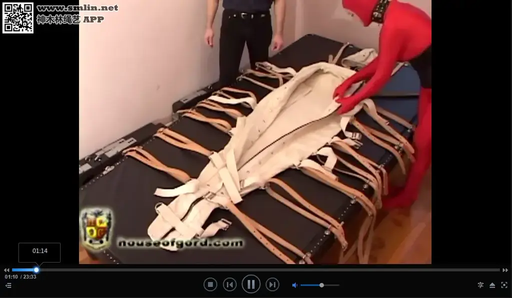 hogSM23 hogSM23 欧美美女被全包拘束衣一层一层束缚起来 最后变成动弹不得的棍子。。挣扎特别好看