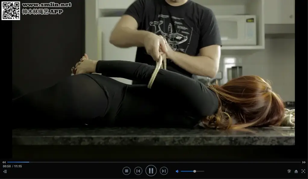 RS-129 Movie – Kitchen Bench Hogtie http://restrictedsenses.com/main/store/hd-movie-clips/rs-129-movie-kitchen-bench-hogtie/  黑色紧身衣 在桌面上被麻绳驷马 被迫仰起头 堵着嘴 很难受啊