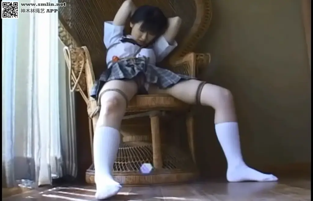 白领捆绑 日本本庄<br>把日本妹子用各种方式绑腿绑手绑在床上，椅子上，沙发上...<br>妹子只能无助的挣扎，然而并没什么用