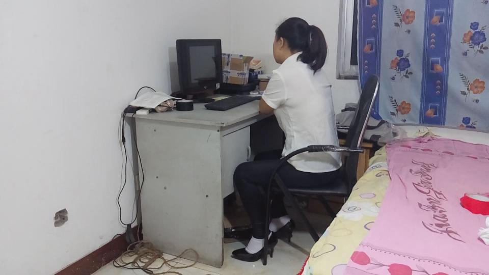 办公室里的情调 绳艺馆系列作品的片子<br>歹徒悄悄潜入办公室，趁女子不注意将其制服，蒙眼后反间双手将她牢牢的捆绑，逼问保险柜密码，得手后歹徒没有离开而是把女子束缚在椅子上欣赏她挣扎的样子……