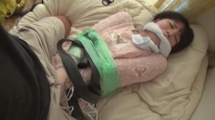 变态入室骚扰少女（高清晰纯净版） 无论剪辑前后非常好看，女主颜值非常高。本片走真实路线，入室劫持胶带捆绑骚扰，喜欢的朋友不要错过。本片经过了我的精心剪辑，只保留基本的kb部分和简单的调教。<br>片名：少女拉致監禁拘束<br>主演：椎名みゆ<br>日期：2014-09-06<br>