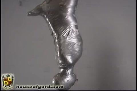 Houseofgord MU014-超经典+倒挂木乃伊艺术_clip http://www.gordstore.com/details/claire_adams_taped进入 内容是把美女驷马绑起制作木乃伊(有全过程)之后再吊起用弹簧摇晃调戏