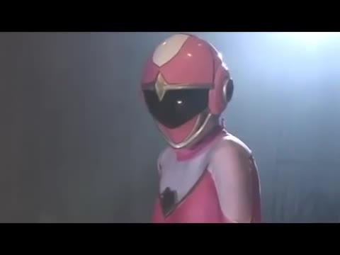GIGA_スーパーヒロイン絶対絶命!!Vol.21 演出者山城美姬，是風雷戰隊的成員，一直覺得他有男性的傾向，單打獨鬥時她非常的強，但是她非常恐懼一種蝴蝶怪獸，中了蝴蝶獸的毒，最後被蝴蝶獸榜在十字架上玩弄折磨，還被敵軍的上司強姦，說出了戰隊的秘密...<br>