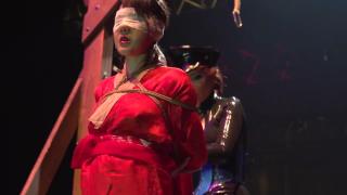 Shibari Rope Latex Mistress Fetish 由Lotus Pictures出品的晚会现场视频，女M穿红色和服，女S穿紧身乳胶衣。女S给M上绑，日式后手加吊缚，女M被蒙眼，表情很到位。女S穿乳胶衣身材很棒。画面清晰，720P，精品值得收藏！网盘已抽风，已经上传到库中，再也不怕链接被吞了.