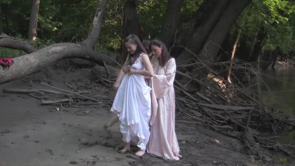 3美女野外游玩遭捆绑 www.christinabound.com 上的视频，是咖啡的模特，3位美女在野外戏水时被壮汉一个接着一个捆绑堵住嘴在树上，3位美女只能无用的挣扎，最后被壮汉用绳子连在一起牵走。