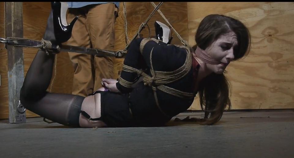 site_terralegsspreadhogtie_part2 www.futilestruggles.com 美女模特被固定驷马捆绑 绑的非常紧 双腿被分开固定 欧式极限驷马连脚趾都固定好 严厉堵嘴加鼻钩伺候 模特非常难受