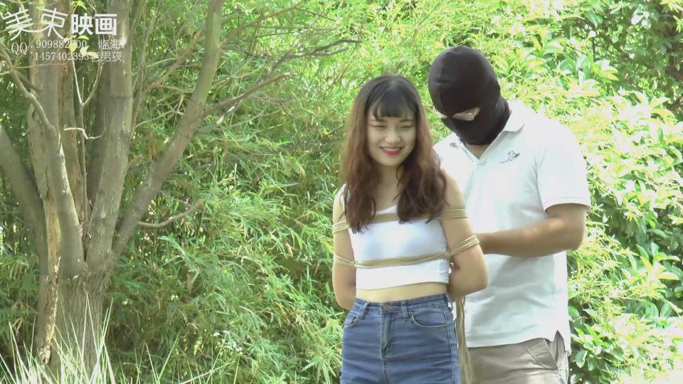 美束映画 户外捆绑行走和树下悬吊 美束映画原创作品，休闲装美女含笑受缚，日式捆绑行走在野外，然后又在树下被吊起一只脚调戏，链接失效了请及时私信，我会及时补链
