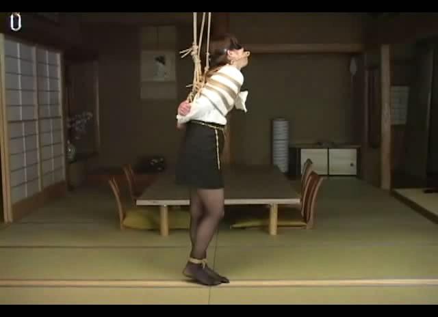 黑丝mm捆绑调教 日本本庄系列作品，黑丝妹子被各种捆绑、股绳、吊绑，旁边还有一个猥琐男在到处乱摸，妹子的呻吟声音很好听。