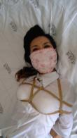 床上挣扎的口罩美女 在床上挣扎的美女，制服高跟丝袜诱惑~口罩封嘴，视频有点短，但是很精彩哦