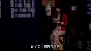 掩护08 那个漂亮的女游击队员穿着长旗袍、肉色连裤袜和高跟鞋，样子很美。