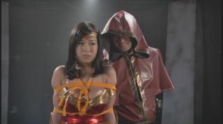 ヒロイン乳辱　ワンダーレディー GIGA公司出品，神奇女侠cosplay，塚田詩織出演，官网购买<br>巨乳神奇女侠大意被擒，被用绳子紧紧束缚起来，百般折磨，女侠叫苦不迭<br>本人截取的部分片段，不恰当的片段已删除，没有任何不合适的内容<br>
