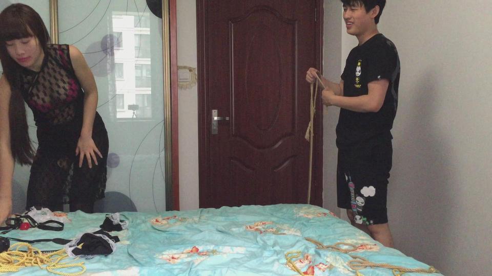 酒店绑网友（薄纱） 沈阳绳艺的作品量很大，应该很多人都看过，这次沈阳绳艺本人和网友在酒店进行绳艺的深入交流研究,两人的对话很有意思.
