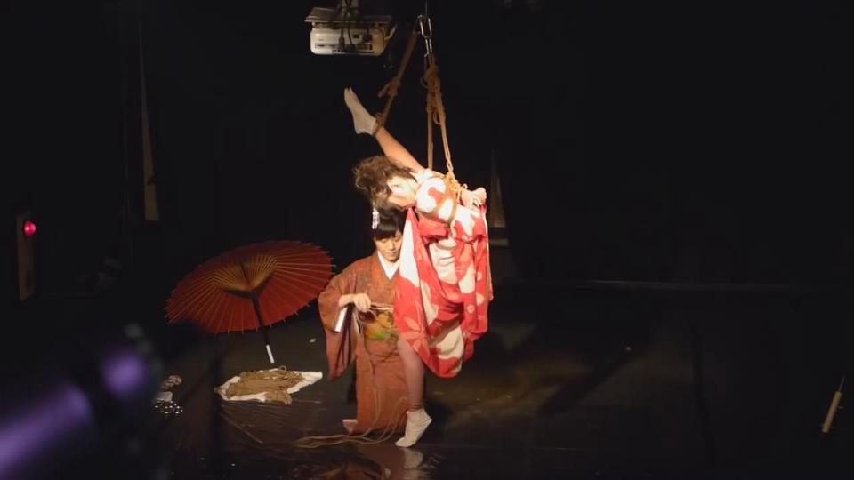 Japanese rope artist Kasumi Hourai Japanese rope artist Kasumi Hourai系列 - 緊縛show  绳师蓬莱かすみ-是一个女的，经常扮演绳师折磨小女孩，   