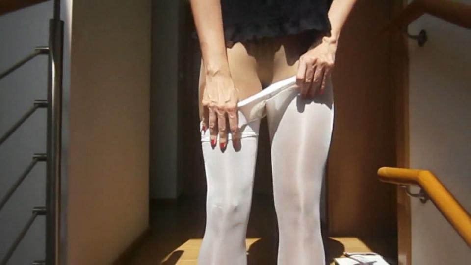 Putting pantyhose layers www.pantyhoseminx.com 网站的作品 女M是亚裔 前半部分是多层丝袜包裹 后半部分是驷马捆绑 木桩 股绳调jiao 用牺牲勒**你懂的  被绑木桩上口含圆珠笔写字（还是城里人会玩）