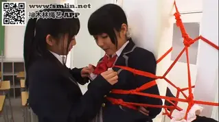 百合美少女たちの被虐 来自javlibrary    俩个百合美女演绎SM情趣游戏，身穿学生服，在教室里一美女捆绑另外一个美女，并用皮鞭鞭打，美女疼的不断呻吟着，痛并快乐着，还有俩美女舌吻，互相摸彼此的胸部