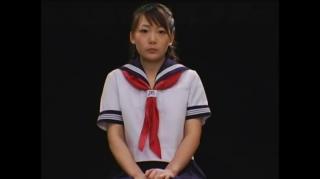 黄色のM女長谷川 日本dogma公司出品。穿着水手服的mm被吊绑起来。还有股绳。妹子被虐得口水都流出来了.呻吟很销魂。