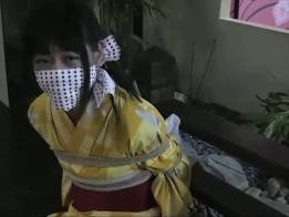 邻家小妹浴衣捆绑上部=。= 为什么只有上部  因为我找不到下部了=。=       晚上回家慢慢找找。    不过挣扎的时候表情动作都是一流的。