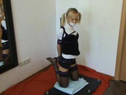黑丝袜的小美女惨遭捆绑 挣扎无用 穿着黑丝的欧洲小美女被人捆在柱子上，表情痛苦，呜呜的挣扎但是没有人帮她。