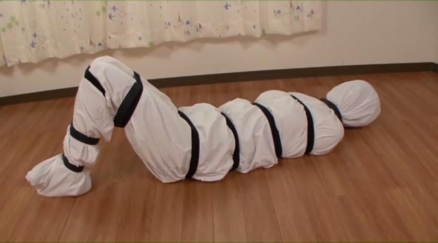 MU043-在布袋和胶带里挣扎的木乃伊女孩-com..._3 被骗出自日本cocoa系列的作品，讲述的美女被全包木乃伊捆绑和装进布袋里里包裹成木乃伊的全过程，超级好看的经典大作，不看后悔啊