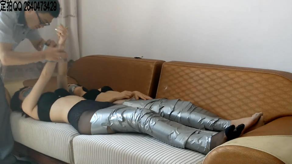 小雪和张曼被劫持捆绑丝袜套头 一往情深 美女小雪和张曼聊天时劫匪突然闯入，将二人捂晕后胶带捆绑最后用丝袜蒙住她们的头，她们为逃离劫匪的魔爪，拼命挣扎，最后她们的命运如何......