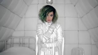 Katy Perry Straitjacket 水果姐姐Katy Perry的一个拘束衣小视频，大家随便看看吧