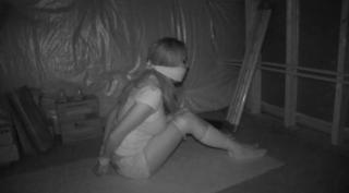 被kb在暗室里 美女被绑架放在一个小房间里挣扎
