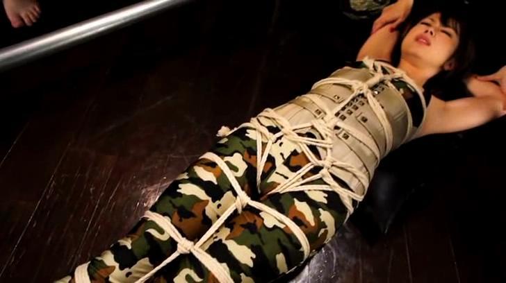迷彩服女战士捆绑 Baby Entertainment出品。这次的主角是身穿性感迷彩服的美女，被坏人用枪控制住，被迫接受捆绑调教，具体内容请大家参考截图慢慢欣赏。