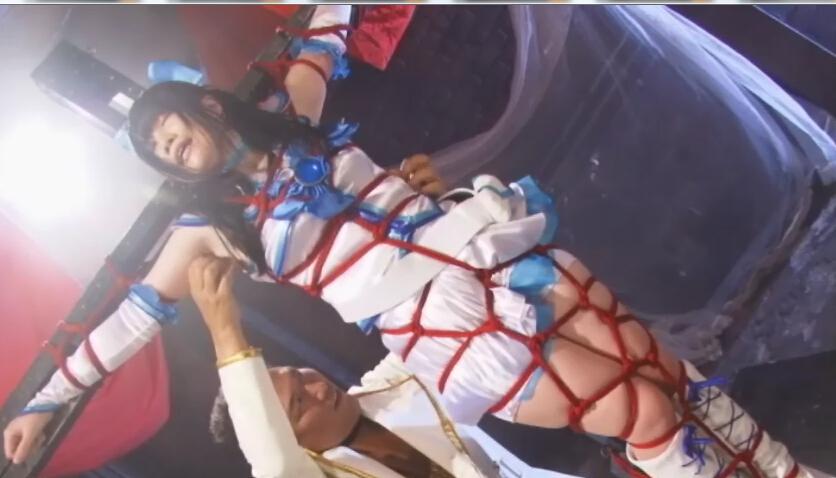  GIGA光之美少女 捆绑 part2  	メルピュア緊縛 GIGA非常非常稀有的片子，通篇的捆绑情节，很少有GIGA的片子如有如此多的捆绑。打从第一天看到就一直在找，最后终于在国外网盘的角落里找到，并且以平均10kb/s的速度拖了下来，这次拿来和大家分享。已删除和谐部分。自己剪辑的，第一部分好像被其他人拿来发过，对此行为不做评价，已更改为mp4格式。蓝色的光之美少女为救同伴却反而被抓住，被固定在十字架上折磨<br>