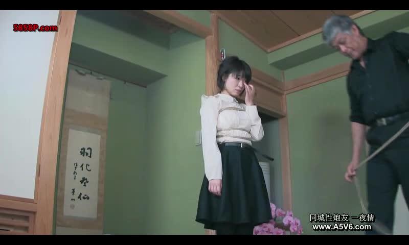 sm-miracle e0732 异物扎入 日本经典的捆绑公司miracle2015年新作品。<br>白衬衫黑裙黑丝袜MM被后手缚捆绑，不但被股绳而且还在里面放了跳蛋。嘴巴里被放了夹子想呻吟但是发不出声音，表情楚楚可怜。<br>跳蛋被取出以后以为能解脱，结果被放入了按摩棒…………