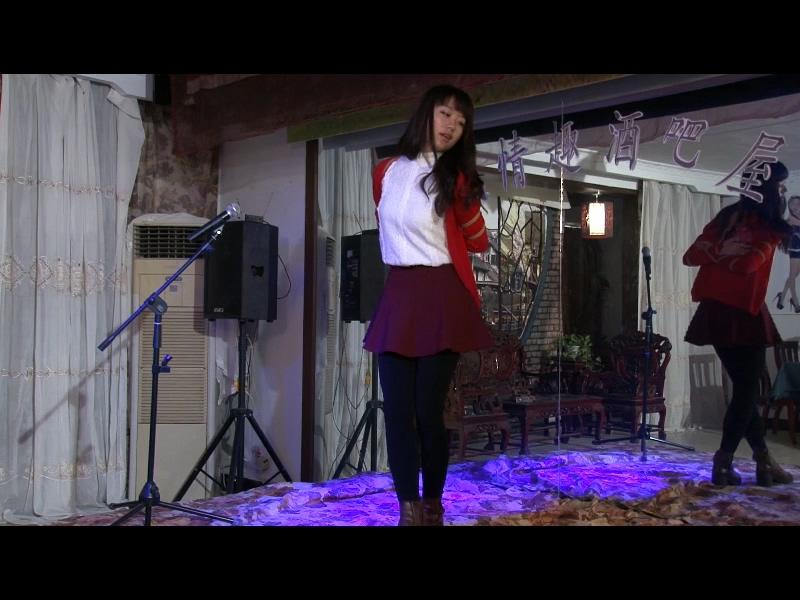 [剧情向] 扭曲的灵魂 上集 MJ影视文化工作室出品。女孩芳芳为了给母亲治病在好友琳琳的推荐下来到了一间情趣酒吧工作，开始芳芳以为只要被绑起来唱歌就可以了，后来才知酒吧还在贩卖违禁品，芳芳本想脱身而去却被酒吧老板发现……