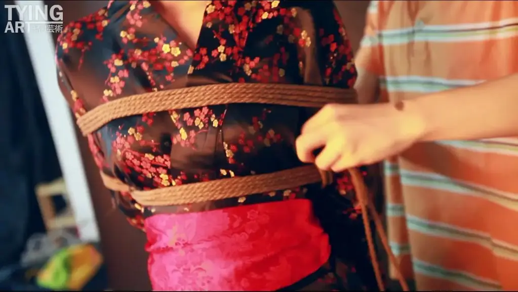 日本和服美女接受捆绑   TyingArt 系列作品 唯美的拍摄手法将绳艺带到了至极的美感<br>模特fuko穿上日本和服接受捆绑 不多说视频精彩或否看照片就懂 绝对值得一看 <br>都是真金白银购买的 卖得好会陆续上传
