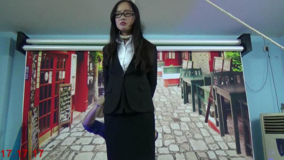 唯美之家定拍，绝望的白领+空难审判之空姐奇冤 出自2015最新的唯美之家定拍的作品，讲述的是女白领被入室抢劫，被坏人捆绑起来吊死，（这次是发的无水印原版视频）空姐判断失误导致飞机坠毁被判处死刑，穿着黑丝袜的空姐被绑起来吊死（被作品所有绞刑内容均为表演，不是真实的）百度云老是出问题，用360就能正常的在线播放，换成360云盘的，给消费者造成不便请谅解