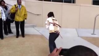 StraitJacket Girl at University of Memphis 可爱女孩解脱拘束衣