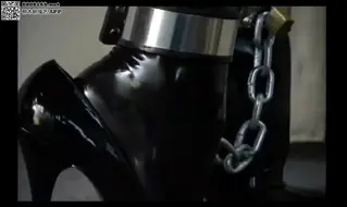 戴着镣铐的胶衣女仆 俏皮的女仆在打扫完房间后，开始整理主人的道具。