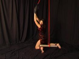 美脚美女拘束 restained elegance里人美脚也美的模特被束缚。