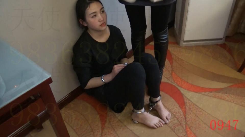 Police interrogate A suspect lady was handcuffed under interrogation