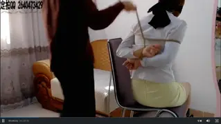 姐妹禁锢 一往情深系列作品。姐姐在家等妹妹，刚换好衣服，就被歹徒迷晕捆绑，蒙眼，堵嘴。过了一会，妹妹来了，但也未能幸免，歹徒也将其迷晕捆绑起来······