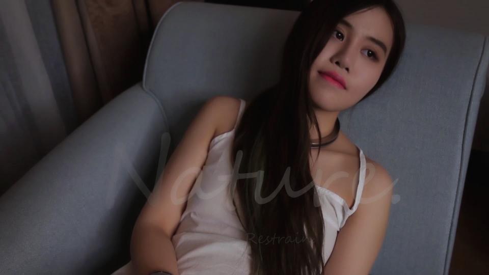 nature art原创视频之ric的不眠夜 入夜，ric戴好颈铐、手铐补个淡淡的晚装，美美哒趟在沙发上小憩。不经意间拨弄着手铐、脚镣，煞是动人可怜。<br>下载后解压密码：sml123