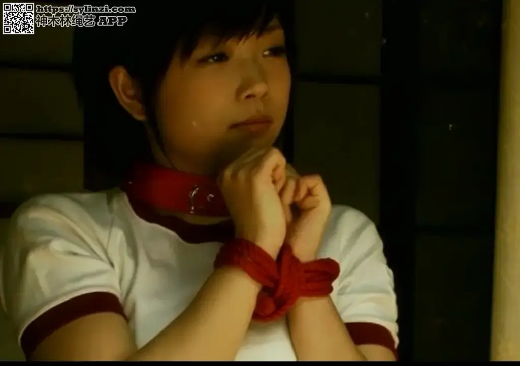 監禁飼育された女子校生ペット　紗倉まな 番号：<span style='color:#b0b0b0;'>[隐藏文字，购买后可见]</span><br>发行商：ＳＯＤクリエイト（ソフトオンデマンド） <br>主演：紗倉まな<br>剧情：由于成绩考得太差，妹子很害怕父母责骂，于是来到了亲戚家里，<br>      然而等待她的却是捆绑TJ，猥琐大叔让她穿上泳衣和体操服，然而用红绳捆上她。
