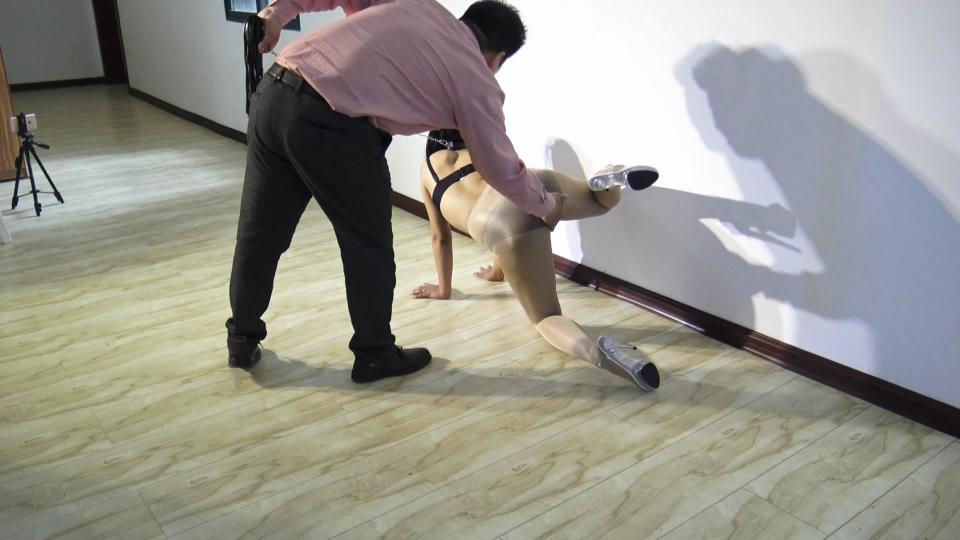 美女犬调教【K9犬艺紧缚调教母狗女奴，犬艺（遛狗,扒伏,蹲,墙角尿尿,寻回）】 一个半小时良心超长片！！绝对少见的超精彩母狗调教！！<br>电动跳蛋塞入直高潮，丝袜堵嘴，超紧驷马捆缚放置等等，少见的超精彩母狗调教<br>打屁股，至少爬三圈）分别是<br>蹲：双腿分开下蹲，双手并拢按在地上<br>举手：双腿分开半蹲，双手握拳举起在脸部两侧<br>伏低：跪下双腿分开，额头贴在地板，双手放在头部两侧<br>抬腿：四肢趴在地上，抬一条腿抵在沙发或者墙上（狗尿尿）<br><br>女奴烟灰缸！<br><br>跳蛋高潮，拘束固定震动棒高潮！<br><br>油光高亮舍宾袜，欧美性感无弹力玻璃黑丝吊带袜套装。<br><br>不多说了精不精彩请看截图！！<br><br>===========================================================================================================================<br>在线播放为1280X720高清<br><br>百度网盘下载为1920X1080超高清<br>超大，7.7G <br>压缩包解压密码:ay034<br>注意！！！！一共三个文件，三个文件全部下完放在一起才可以解压，不可改文件名<br>