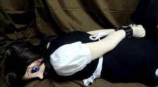 kigurumi驷马攒蹄 女仆装妹子被口塞塞嘴，用手铐驷马攒蹄拘束在地上