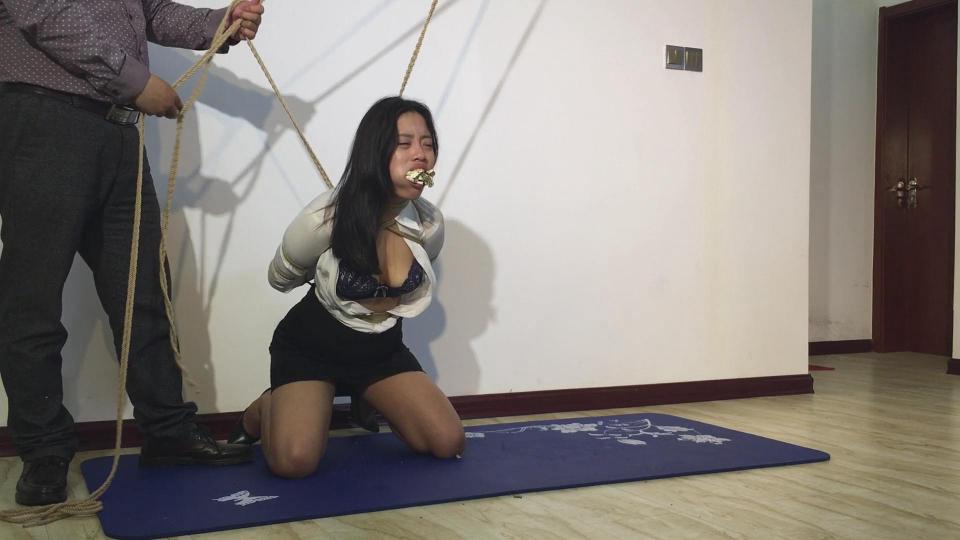 [Dark Prison] Kneel Down! ©Dark Prison<br><br>Summary: Chinese wuhua bondage is an ancient torture way in China. Its purpose not only being used as restraining the prisoner, but also makes prisoner feel pain while struggling. It will be very painful after time to time. This time, we are making this bondage as similar as possible to the ancient Chinese way.<br><br>Featuring: Chinese wuhua bondage, stocking, OL uniform, high heels, box tie, underclothes, breast bondage, and gagging