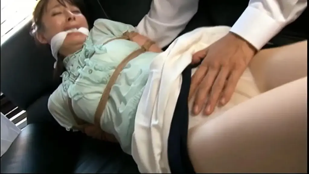 奴隷女教師 暴虐ブラック学園 识别码:	CMC-132<br>发行日期:	2014-01-19<br>长度:	120 分钟<br>导演:	阿川優  <br>制作商:	シネマジック  <br>发行商:	collect <br>可怜的女教师被绳子全身捆绑，嘴巴也被堵起来，在椅子上，两腿分成M形... 