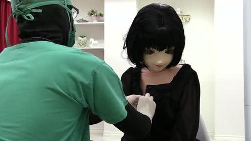 ドーラー専門クリニック レーベル: Maiden Dolls<br>品番: MD-006<br>解像度: 1920×1080<br>合計サイズ: 919 MB<br>再生時間: 55 min.<br>在庫: 在庫あり<br>商品価格: ¥3,000円 <br>使用可能ポイント: 3000<br>「着ぐるんだ状態で<br>恥ずかしい診察をしてほしい」<br> <br>「素の自分を隠したまま<br>いやらしい医療行為を存分に受けたい」<br> <br> <br>そんな願望を満たしてほしい人だけが集う<br>特殊な病院<br> <br>それがこの<br>ドーラー専門クリニック<br> <br> <br>とはいえ<br>表面がタイツやマスクで隠れていても<br>医療器具はたやすく患者の内部をとらえてしまう<br> <br>早まる動悸は聴診器が<br> <br>性的反応により生じたタイツ下の変化は<br>医師の目と指と、冷たい言葉が<br> <br>そして膣鏡（クスコ）で<br>粘膜に包まれた体内が…<br> <br>すべて詳らかにされてしまう<br> <br> <br>硬く尖らせてしまった敏感な部分を触診されても<br> <br>ドールなので声はだせず<br> <br>全身をびくつかせながら<br> <br>マスクにこもった荒い呼吸音だけが<br>室内に響き渡る…<br> <br> <br>素の自分が隠れているからこそ<br>すべてをドールとしてさらけ出し<br>存分にいやらしい願望を満たしたその刹那――<br> <br> <br>「それではイッた直後の顔を拝見しましょう<br>マスクを外します」<br> <br> <br>突然の残酷な提案に<br>必死で抗うドール患者なのであった…<br> <br> <br>＊　　＊　　＊<br> <br> <br>着ぐるみフェティッシュAVメーカー<br>「メイデン・ドールズ」が世に贈る第６弾<br> <br>「着ぐるみ」と「メディカルプレイ」が融合した<br>特異なエロスをご堪能ください<br> <br>［55 min .］<br><br>美女穿上全包紧身衣带上人偶头盔和医生玩医疗游戏,进行全身检查听心跳按摩全身等医疗游戏,最后被注射奇怪药物变成奇怪的人偶~
