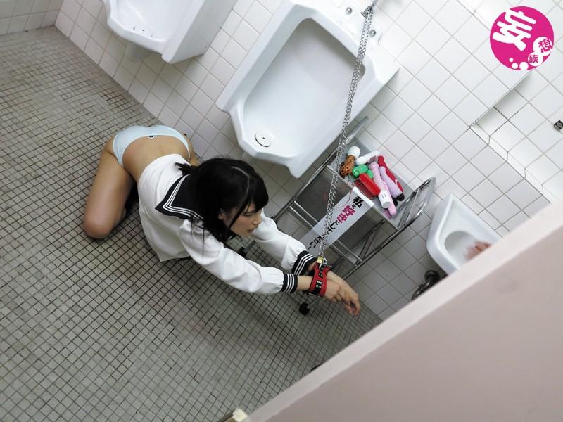 公衆トイレで勝手に媚薬拘束羞恥！ 都内某駅ビルの男子トイレに人気AV女優（西条沙羅/綾瀬みなみ/紗藤まゆ/しほの千里/涼宮琴音）に媚薬を飲ませて60分間拘束してみたらとんでもない事に…！？ 公衆トイレで勝手に媚薬拘束羞恥！ 都内某駅ビルの男子トイレに人気AV女優（西条沙羅/綾瀬みなみ/紗藤まゆ/しほの千里/涼宮琴音）に媚薬を飲ませて60分間拘束してみたらとんでもない事に…！？<br>識別碼: OYC-043<br>發行日期: 2016-03-04<br>長度: 240分鐘<br>導演: すれっがー<br>製作商: お夜食カンパニー/妄想族<br>發行商: お夜食カンパニー<br>系列: エロ下着一枚で60分間拘束したらいったいどうなる！？<br>類別:DMM獨家 蕩婦 拘束 羞恥 4小時以上作品<br>演員:綾瀬みなみ 紗藤まゆ 西条沙羅 しほの千里 涼宮琴音<br>长相非常清纯的妹子其实内心是个抖M，经常到男厕喝下媚药所求凌辱调教～被男人们捆绑拘束起来用按摩棒振动刺激，非常的享受～！<br>超清超值体验！