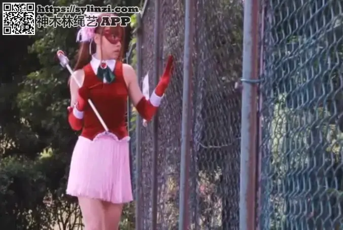 怪盗美少女セイントシーフ吊绑受刑 怪盗美少女 セイントシーフ<br><br>日剧号:ANIX 05<br><br>监督契约之羹灼第5话<br><br>怪盗少女在执行一次探秘行动中被黑暗势力方用软网抓货,被带到了黑暗城堡,在城堡里被堡主绅士般的调教,最后连丝袜都撕破了.