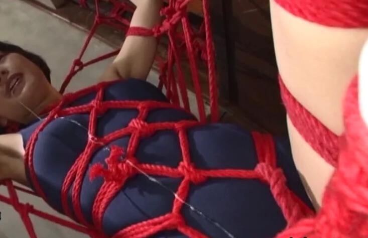 女子校生緊縛監禁中出し孕ませ調教 女子校生緊縛監禁中出し孕ませ調教<br>商品発売日：2016/08/06<br>出演者：向井藍<br>メーカー：アイエナジー<br>レーベル：IE NERGY！<br>品番：IENE-703<br>女大学生被男友监禁紧缚调教，各种捆绑，各种姿势，AV棒折磨，精彩刺激~<br>